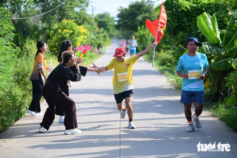 Người dân tưới nước, làm mát cho các runner ở GreenUP Marathon - Long An Half Marathon 2024- Ảnh 5. Người dân tưới nước, làm mát cho các runner ở GreenUP Marathon - Long An Half Marathon 2024- Ảnh 5.
