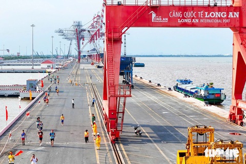 Người dân tưới nước, làm mát cho các runner ở GreenUP Marathon - Long An Half Marathon 2024- Ảnh 6. Người dân tưới nước, làm mát cho các runner ở GreenUP Marathon - Long An Half Marathon 2024 - Ảnh 6.