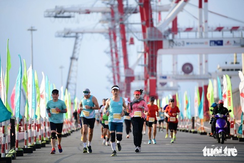 Người dân tưới nước, làm mát cho các runner ở GreenUP Marathon - Long An Half Marathon 2024- Ảnh 7. Người dân tưới nước, làm mát cho các runner ở GreenUP Marathon - Long An Half Marathon 2024 - Ảnh 7.
