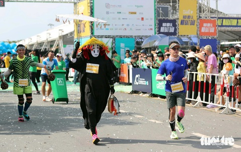 Người dân tưới nước, làm mát cho các runner ở GreenUP Marathon - Long An Half Marathon 2024- Ảnh 8. Người dân tưới nước, làm mát cho các runner ở GreenUP Marathon - Long An Half Marathon 2024- Ảnh 8.