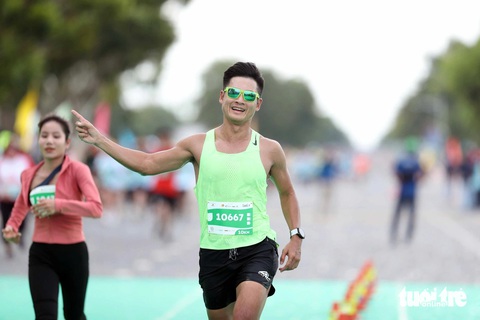 Người dân tưới nước, làm mát cho các runner ở GreenUP Marathon - Long An Half Marathon 2024- Ảnh 10. Người dân tưới nước, làm mát cho các runner ở GreenUP Marathon - Long An Half Marathon 2024- Ảnh 10.