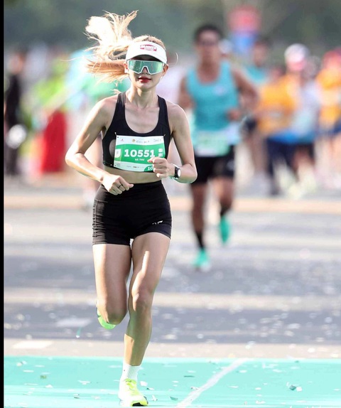Những runner nữ xinh đẹp trên đường chạy GreenUP Marathon Long An 2024- Ảnh 3. Những runner nữ xinh đẹp trên đường chạy GreenUP Marathon Long An 2024 - Ảnh 3.