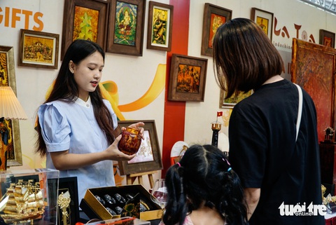 Quà thu Hà Nội 'cháy hàng' trong lễ hội du lịch- Ảnh 6. Quà thu Hà Nội 'cháy hàng' trong lễ hội du lịch- Ảnh 6.