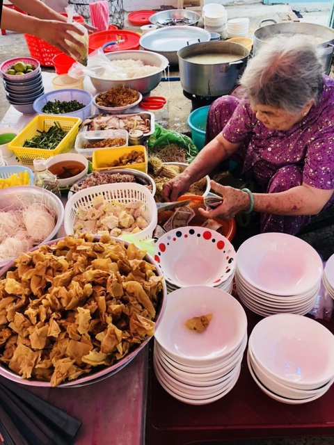 Mì bà Chín hơn 30 năm tại Bình Dương nổi danh với món hoành thánh chiên - Ảnh 1. Mì bà Chín hơn 30 năm tại Bình Dương nổi danh với món hoành thánh chiên - Ảnh 1.