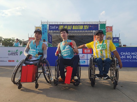 3 chàng trai ngồi xe lăn chinh phục GreenUP Marathon 2024- Ảnh 1. 3 chàng trai ngồi xe lăn chinh phục GreenUP Marathon 2024- Ảnh 1.
