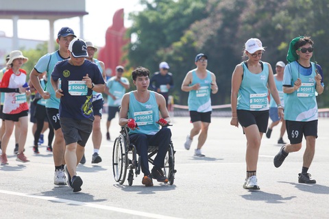 3 chàng trai ngồi xe lăn chinh phục GreenUP Marathon 2024- Ảnh 3. 3 chàng trai ngồi xe lăn chinh phục GreenUP Marathon 2024- Ảnh 3.