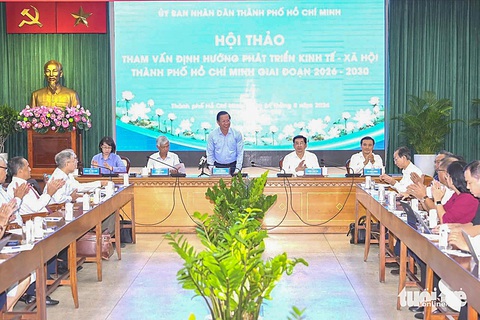 Chuyên gia hiến kế gì để TP.HCM thoát khỏi bẫy thu nhập trung bình? - Ảnh 1. Chuyên gia hiến kế gì để TP.HCM thoát khỏi bẫy thu nhập trung bình? - Ảnh 2.