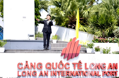 Các runner rưng rưng ở lễ thượng cờ GreenUP Marathon - Long An Half Marathon 2024 - Ảnh 3.
