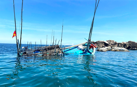 Tàu hải quân cùng hai ghe cá kéo tàu câu cá ngừ đại dương bị chìm về bờ - Ảnh 1. Tàu hải quân cùng hai tàu cá kéo tàu câu cá ngừ đại dương bị chìm về bờ - Ảnh 1.