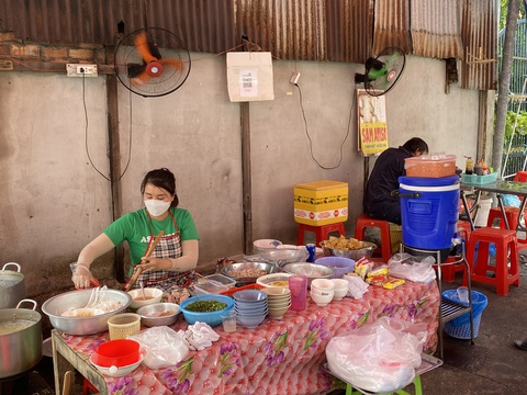 Mì bà Chín hơn 30 năm tại Bình Dương nổi danh với món hoành thánh chiên - Ảnh 2. Mì bà Chín hơn 30 năm tại Bình Dương nổi danh với món hoành thánh chiên - Ảnh 2.