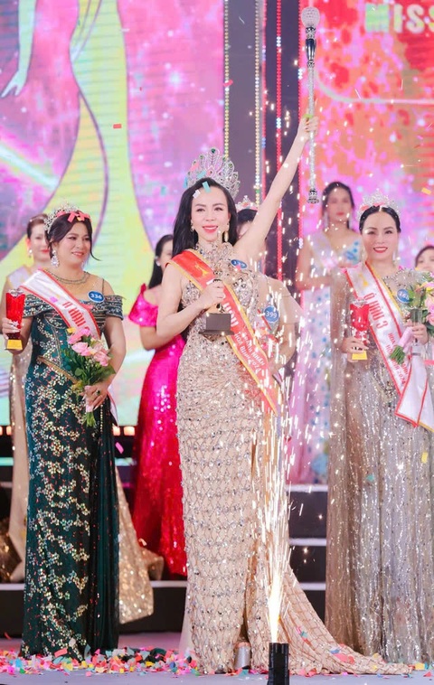 Một đêm thêm 7 hoa hậu và á hậu: 'Nhộn nhạo như game show'- Ảnh 2. Một đêm thêm 7 hoa hậu và á hậu: 'Nhộn nhạo như game show'- Ảnh 2.