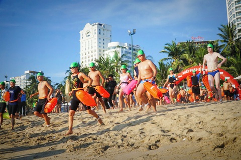 Hơn 500 vận động viên tranh tài tại giải bơi biển trên vịnh Nha Trang - Ảnh 3. Hơn 500 vận động viên tranh tài tại giải bơi biển trên vịnh Nha Trang - Ảnh 2.