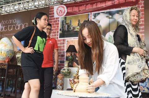 Xem kén tằm vàng, xuồng trái cây tò he tại 'Những ngày Hà Nội tại TP.HCM' - Ảnh 7. Xem kén tằm vàng, xuồng trái cây tò he tại 'Những ngày Hà Nội tại TP.HCM' - Ảnh 8.