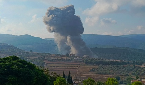 Israel tấn công 'phủ đầu' vào Lebanon, Hezbollah giội loạt rocket và tên lửa - Ảnh 3. Israel tấn công 'phủ đầu' vào Lebanon, Hezbollah giội loạt rocket và tên lửa - Ảnh 3.