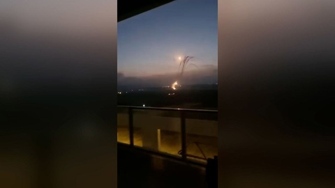 Israel tấn công 'phủ đầu' vào Lebanon, Hezbollah giội loạt rocket và tên lửa - Ảnh 2. Israel tấn công 'phủ đầu' vào Lebanon, Hezbollah giội loạt rocket và tên lửa - Ảnh 2.