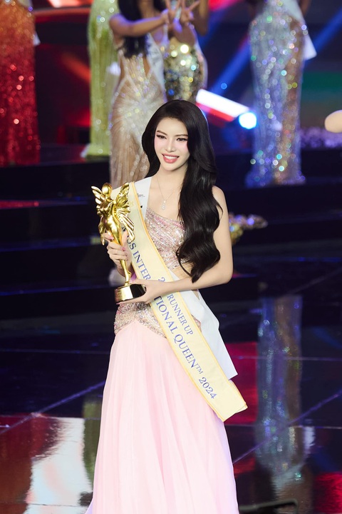 Huy Hoàng: Cô nàng nhai mic ‘rộp rộp' dịch mượt như sunsilk giúp Tường San giành Á hậu MIQ 2024 - Ảnh 1. Huy Hoàng: Cô nàng nhai mic 'rộp rộp', dịch mượt như lụa giúp Tường San giành á hậu MIQ 2024 - Ảnh 1.