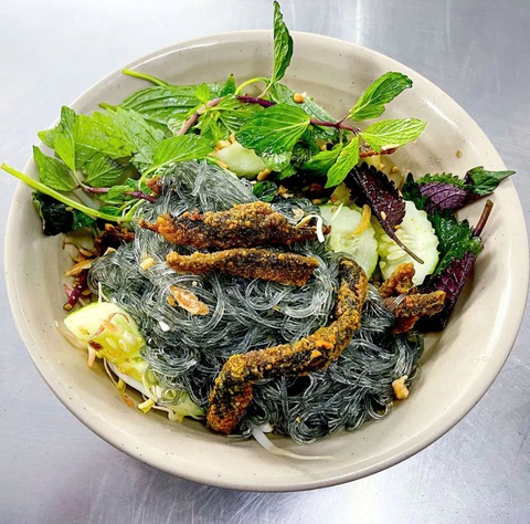 Michelin gợi ý 2 ngày ở Hà Nội: Ăn phở bò, bánh cuốn, miến lươn và chả cá, thăm đền Bạch Mã, phố Th - Ảnh 2.