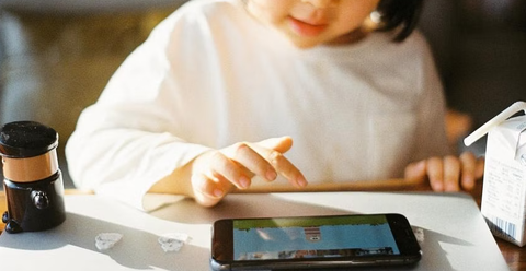 'Ông lớn' di động khuyến cáo không cho trẻ dưới 11 tuổi dùng smartphone - Ảnh 1. 'Ông lớn' di động khuyến cáo không cho trẻ dưới 11 tuổi dùng smartphone - Ảnh 1.