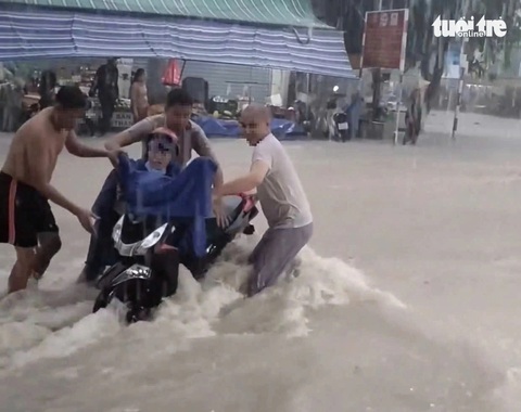 Một thành phố của Bình Dương ngập trong biển nước, ô tô bị nước cuốn trôi - Ảnh 2. Một thành phố của Bình Dương ngập trong biển nước, ô tô bị nước cuốn trôi - Ảnh 2.