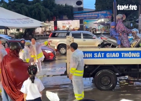 Một thành phố của Bình Dương ngập trong biển nước, ô tô bị nước cuốn trôi - Ảnh 6. Một thành phố của Bình Dương ngập trong biển nước, ô tô bị nước cuốn trôi - Ảnh 6.