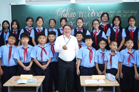 Học sinh TP.HCM trở lại trường - Ảnh 5. Học sinh TP.HCM rôm rả tựu trường - Ảnh 6.
