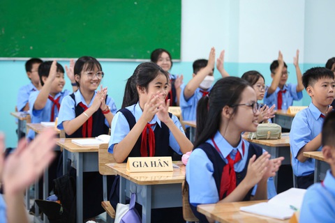 Học sinh TP.HCM trở lại trường - Ảnh 1. Học sinh TP.HCM rôm rả tựu trường - Ảnh 1.