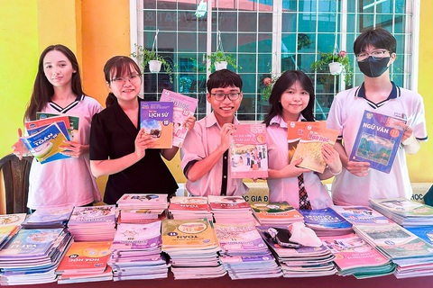 Học sinh TP.HCM làm gian hàng sách 0 đồng hỗ trợ bạn khó khăn đầu năm học mới - Ảnh 1. Học sinh TP.HCM làm gian hàng sách 0 đồng hỗ trợ bạn khó khăn đầu năm học mới - Ảnh 2.