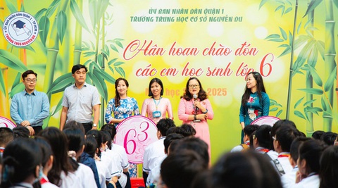 Học sinh TP.HCM rôm rả tựu trường - Ảnh 3. Học sinh TP.HCM rôm rả tựu trường - Ảnh 3.