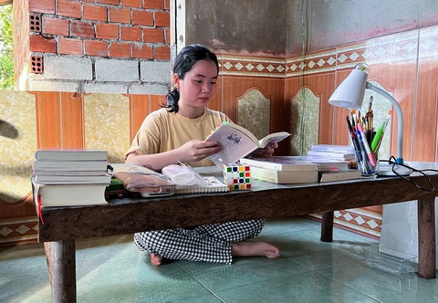 Lời nhắn rơi nước mắt của thầy hiệu trưởng cũ: Đừng bỏ cuộc, Cảm ơi! - Ảnh 1. Lời nhắn rơi nước mắt của thầy hiệu trưởng cũ: Đừng bỏ cuộc, Cảm ơi! - Ảnh 2.