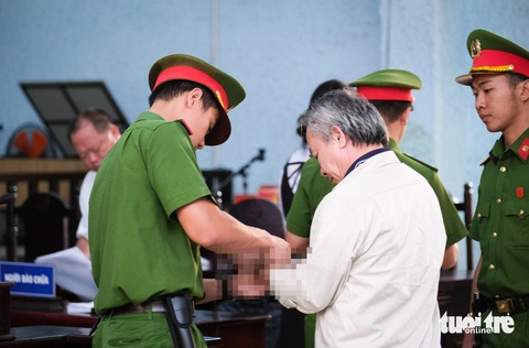 Cựu thẩm phán nhận hối lộ 500 triệu đồng lãnh án 15 năm tù - Ảnh 1. Cựu thẩm phán nhận hối lộ 500 triệu đồng lãnh án 15 năm tù - Ảnh 2.