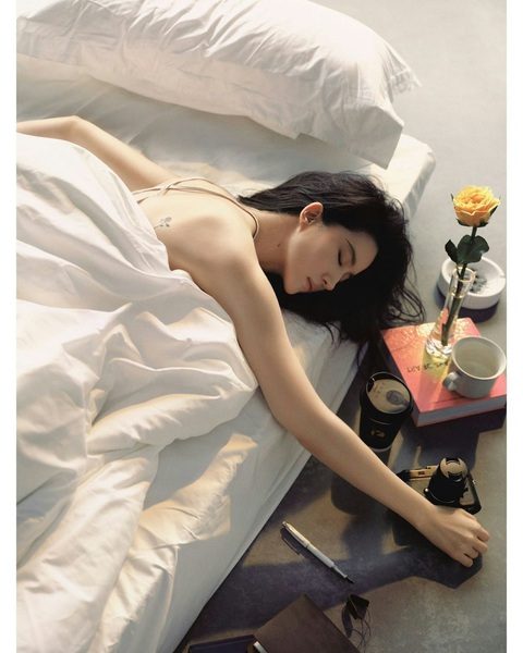 Lưu Diệc Phi ăn sinh nhật bằng bộ ảnh ‘giường chiếu’, để lộ hình xăm độc lạ - Ảnh 1. Lưu Diệc Phi ăn sinh nhật bằng bộ ảnh ‘giường chiếu’, để lộ hình xăm độc lạ - Ảnh 1.