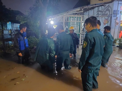 Vì sao thành phố Bến Cát ngập bất thường, ô tô bị nước cuốn trôi? - Ảnh 2. Vì sao thành phố Bến Cát ngập bất thường, ô tô bị nước cuốn trôi? - Ảnh 2.