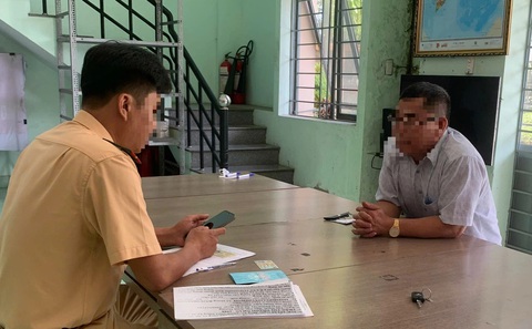 Công an lập biên bản người đàn ông đậu ô tô giữa đường để mua đồ - Ảnh 1. Người đàn ông đậu ô tô giữa đường đi mua đồ bị lập biên bản - Ảnh 1.
