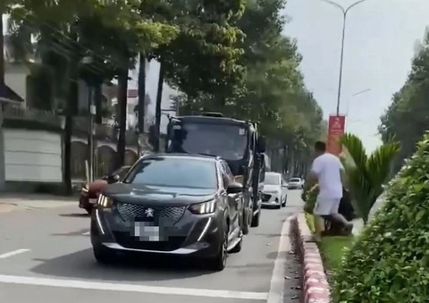 Công an lập biên bản người đàn ông đậu ô tô giữa đường để mua đồ - Ảnh 2. Người đàn ông đậu ô tô giữa đường đi mua đồ bị lập biên bản - Ảnh 2.