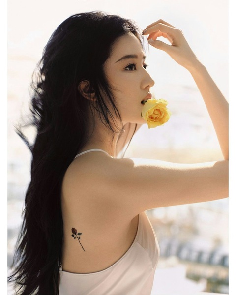 Lưu Diệc Phi ăn sinh nhật bằng bộ ảnh ‘giường chiếu’, để lộ hình xăm độc lạ - Ảnh 3. Lưu Diệc Phi ăn sinh nhật bằng bộ ảnh ‘giường chiếu’, để lộ hình xăm độc lạ - Ảnh 3.