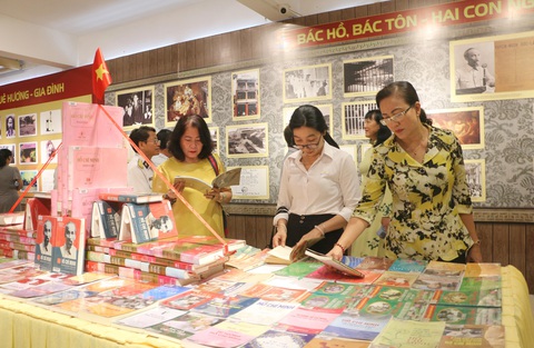 Triển lãm những hình ảnh đẹp về Bác Hồ, Bác Tôn - Ảnh 3. Triển lãm những hình ảnh đẹp về Bác Hồ, Bác Tôn - Ảnh 3.