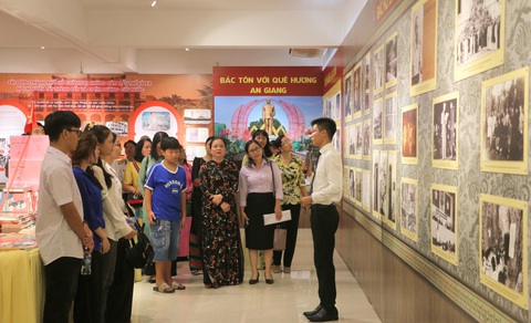 Triển lãm những hình ảnh đẹp về Bác Hồ, Bác Tôn - Ảnh 4. Triển lãm những hình ảnh đẹp về Bác Hồ, Bác Tôn - Ảnh 7.