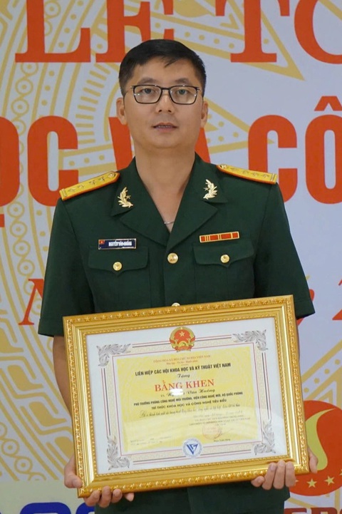 Tiến sĩ ngành quân sự 39 tuổi là người trẻ nhất được tôn vinh Trí thức tiêu biểu năm 2024 - Ảnh 5. Tiến sĩ ngành quân sự 39 tuổi là người trẻ nhất được tôn vinh Trí thức tiêu biểu năm 2024 - Ảnh 5.