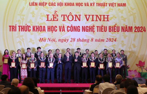 Tiến sĩ ngành quân sự 39 tuổi là người trẻ nhất được tôn vinh Trí thức tiêu biểu năm 2024 - Ảnh 6. Tiến sĩ ngành quân sự 39 tuổi là người trẻ nhất được tôn vinh Trí thức tiêu biểu năm 2024 - Ảnh 6.