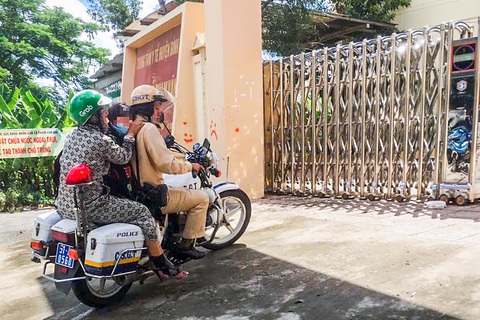 Người phụ nữ bị co giật sau tai nạn được cảnh sát giao thông kịp thời đưa đi cấp cứu - Ảnh 2. Người phụ nữ bị co giật sau tai nạn được cảnh sát giao thông kịp thời đưa đi cấp cứu - Ảnh 3.