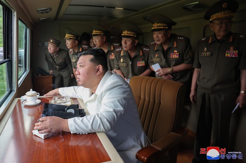 Lãnh đạo Triều Tiên giám sát thử nghiệm hệ thống phóng rocket đa nòng - Ảnh 1. Lãnh đạo Triều Tiên giám sát thử nghiệm hệ thống phóng rocket đa nòng - Ảnh 1.