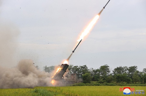 Lãnh đạo Triều Tiên giám sát thử nghiệm hệ thống phóng rocket đa nòng - Ảnh 2. Lãnh đạo Triều Tiên giám sát thử nghiệm hệ thống phóng rocket đa nòng - Ảnh 2.