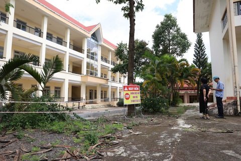 Năm học mới, Đắk Nông vẫn chưa hết lo - Ảnh 1. Năm học mới cận kề, hàng loạt trường bị sụt lún không kịp khắc phục - Ảnh 1.