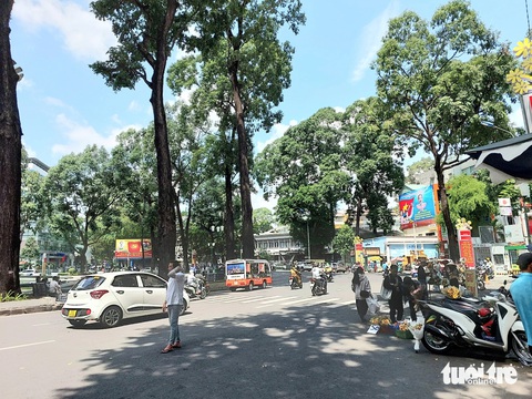 Tràn ra đường chèo kéo mua hoa, gấu bông dịp lễ tốt nghiệp- Ảnh 3. Tràn ra đường chèo kéo mua hoa, gấu bông dịp lễ tốt nghiệp - Ảnh 3.