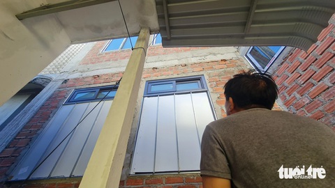 Vụ trổ 17 cửa sổ nhìn qua nhà hàng xóm: phó chủ tịch thành phố nói đây là trường hợp rất khó? - Ảnh 1. Vụ trổ 17 cửa sổ nhìn qua nhà hàng xóm: Vì sao nhùng nhằng cả tháng chưa xử lý? - Ảnh 1.