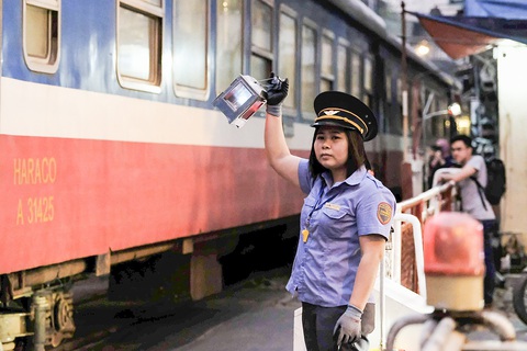 Ngành đường sắt nói gì chuyện thu tiền phòng đợi VIP, nhà vệ sinh 'ám ảnh'? - Ảnh 1. Ngành đường sắt nói gì chuyện thu tiền phòng đợi VIP, nhà vệ sinh 'ám ảnh'? - Ảnh 2.