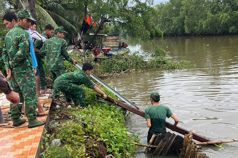 Mưa bão kèm theo dông lốc làm sập và tốc mái 10 căn nhà - Ảnh 1. Mưa bão kèm theo dông lốc làm sập và tốc mái 10 căn nhà - Ảnh 1.