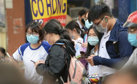 Học sinh mang điện thoại vào trường, cấm hay không? - Ảnh 1. Học sinh mang điện thoại vào trường, cấm hay không? - Ảnh 1.