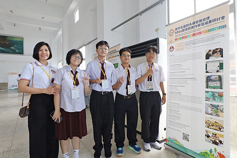 Học sinh TP.HCM 'trình diễn' dự án tại Đài Loan- Ảnh 1. Cô hiệu trưởng và nhóm học sinh Trường trung học Thực hành tại hội nghị khoa học ở Đài Loan - Ảnh: GIA KHÁNH