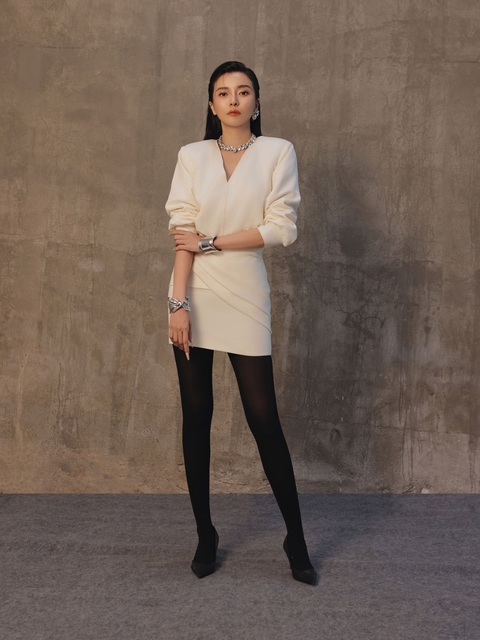Cao Thái Hà hóa 'Quý cô thời thượng' trong bộ ảnh mới- Ảnh 1. Không theo đuổi bất kỳ hình tượng nào nên Cao Thái Hà thoải mái biến hóa nhiều phong cách khác nhau, từ thanh lịch đến gợi cảm. Nữ diễn viên biết cách kết hợp giữa trang phục và các phụ kiện cần thiết, giúp hình ảnh trở nên ấn tượng hơn